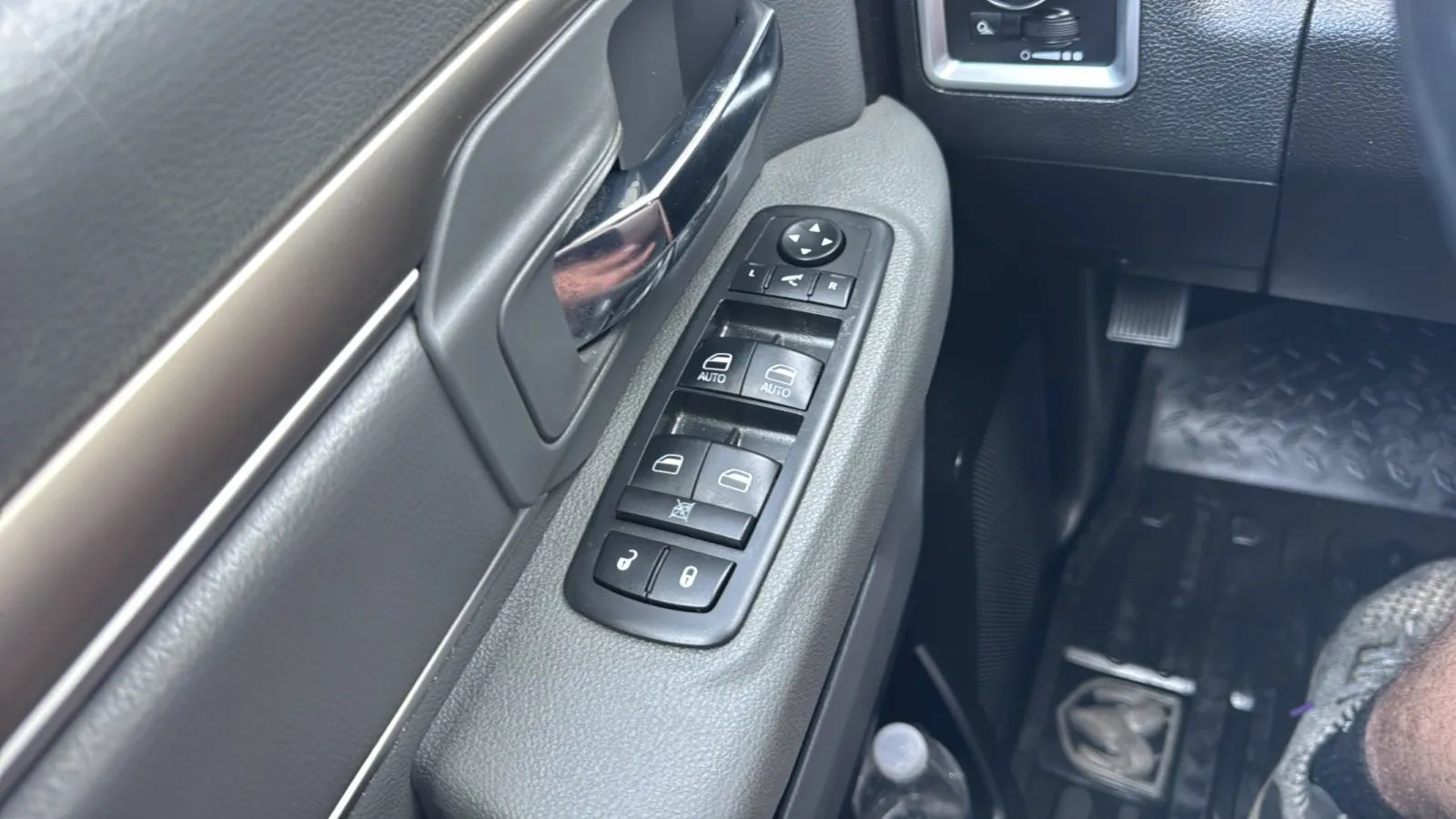 Used 2019 RAM 1500 Classic SLT w/ Luxury Group AWD/4WD image 13