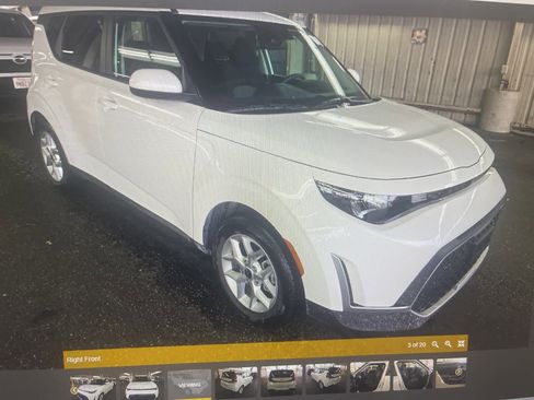 Used 2025 Kia Soul LX image 2