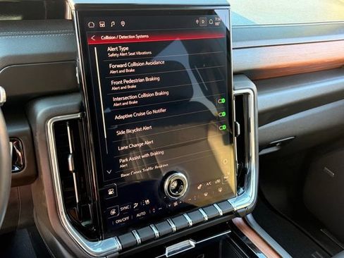 Used 2025 GMC Yukon XL Denali RWD image 20