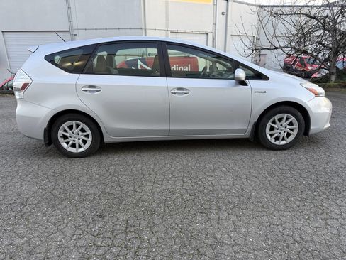 Used 2013 Toyota Prius V Two image 5