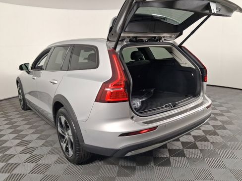 Certified 2025 Volvo V60 B5 Cross Country Plus AWD/4WD image 15