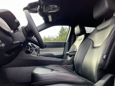 Used 2025 Jeep Compass Limited image 29