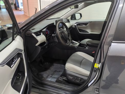 Used 2019 Toyota RAV4 XLE w/ Convenience Package AWD/4WD image 16
