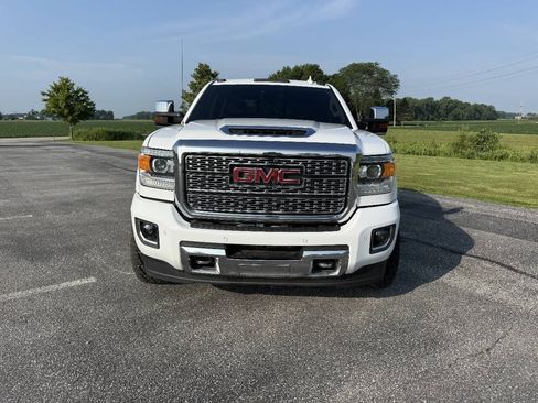 Used 2019 GMC Sierra 2500 Denali w/ Duramax Plus Package AWD/4WD image 3