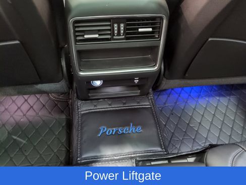 Used 2022 Porsche Cayenne w/ Premium Package AWD/4WD image 16