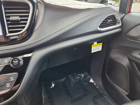 New 2026 Chrysler Pacifica Select image 24