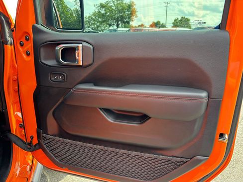 Used 2025 Jeep Wrangler Unlimited Rubicon AWD/4WD image 39
