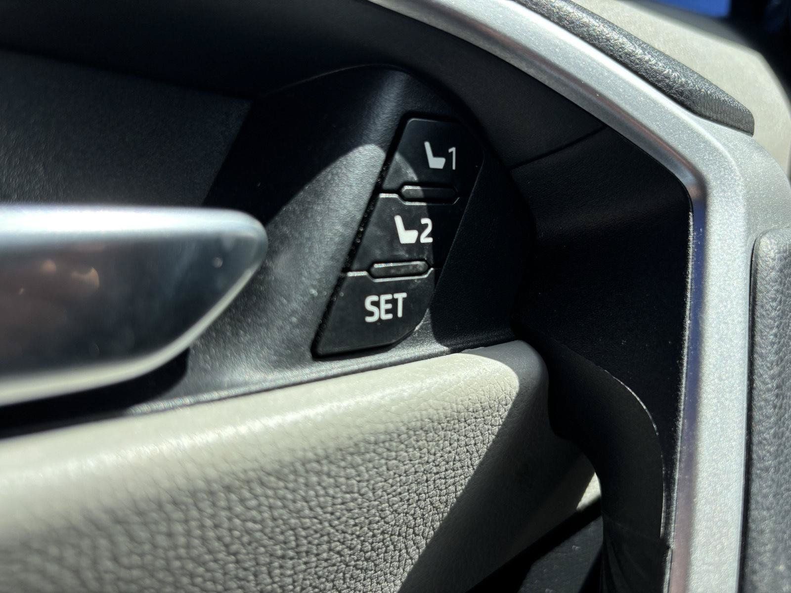 Used 2020 Toyota RAV4 XLE Premium FWD image 31