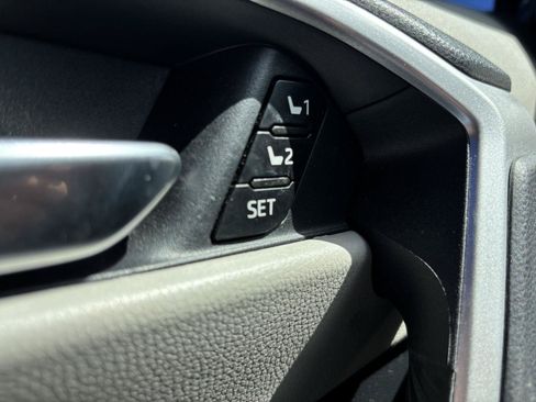 Used 2020 Toyota RAV4 XLE Premium FWD image 31