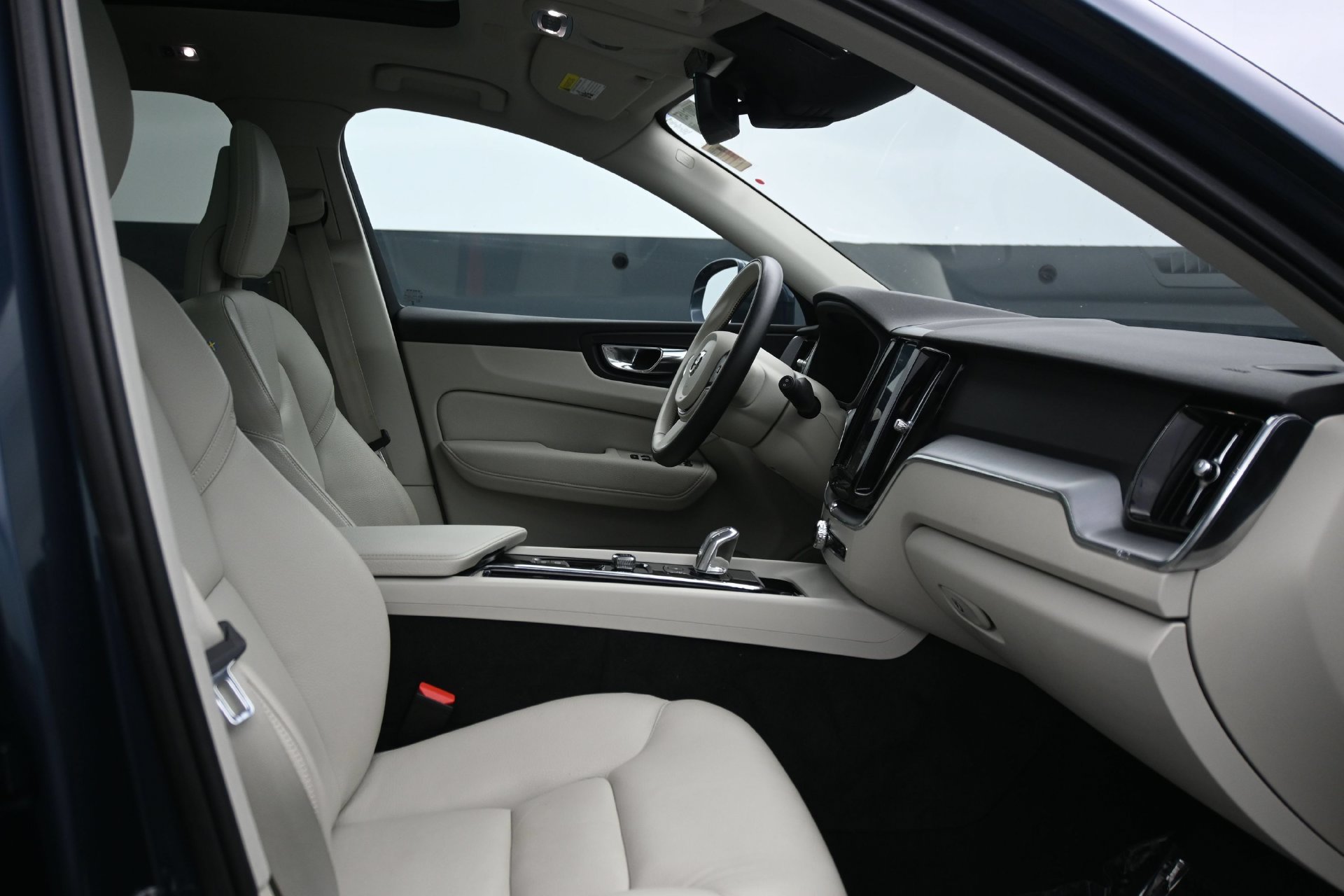 Used 2018 Volvo XC60 T8 Momentum AWD/4WD image 13