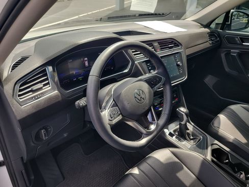 Used 2023 Volkswagen Tiguan SE w/ Panoramic Sunroof Package FWD image 19