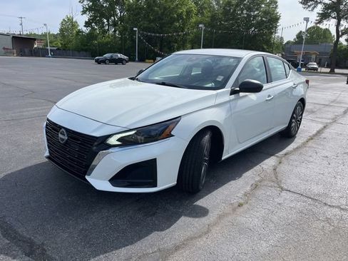 Used 2025 Nissan Altima 2.5 SV FWD image 3