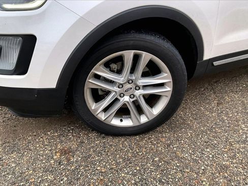 Used 2017 Ford Explorer XLT w/ Equipment Group 202A image 4