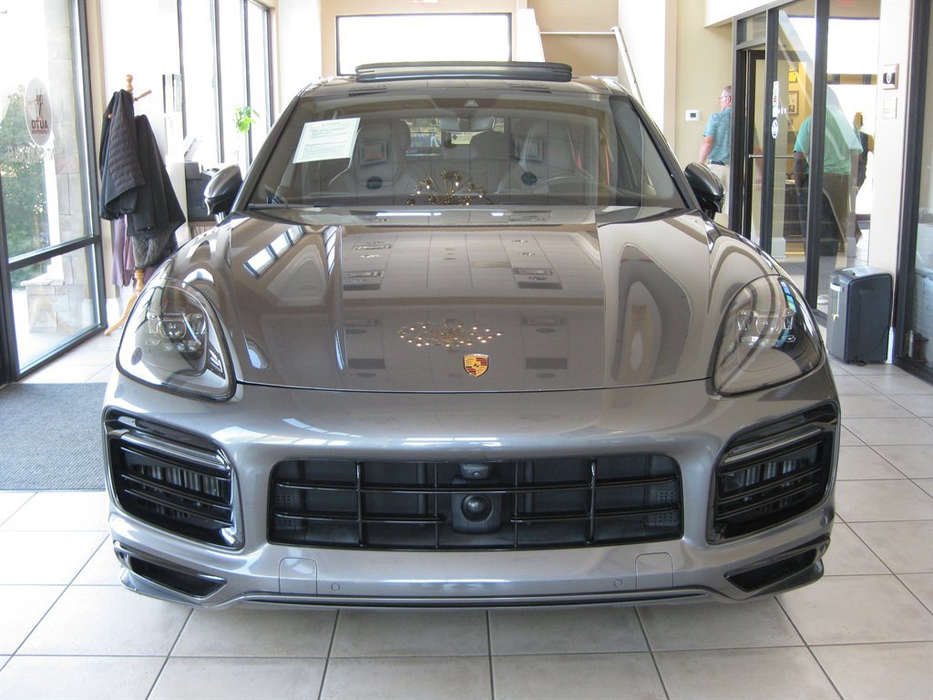 Used 2023 Porsche Cayenne GTS w/ Assistance Package AWD/4WD image 2