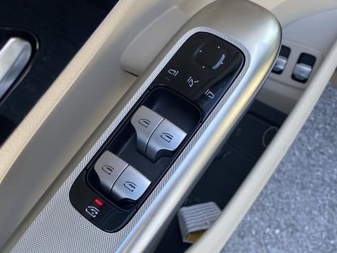 Used 2025 Mercedes-Benz GLC 350e 4MATIC image 13