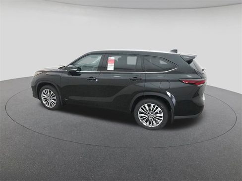 New 2026 Toyota Highlander Platinum image 4