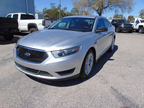 Used 2015 Ford Taurus SE image 4