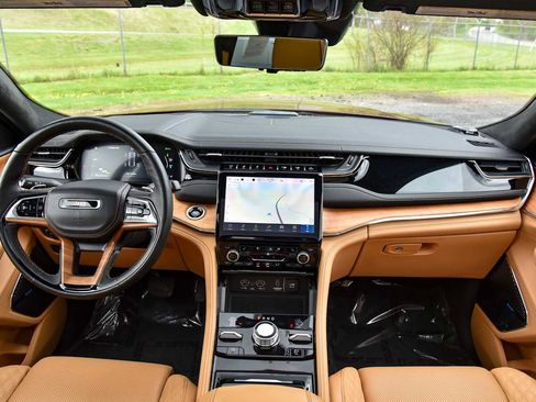 Used 2024 Jeep Grand Cherokee Summit AWD/4WD image 18