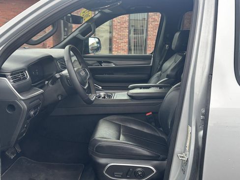 Used 2024 Jeep Wagoneer Series II w/ Flexible Seating Group image 11