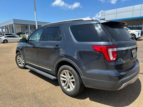 Used 2017 Ford Explorer XLT w/ Equipment Group 202A FWD image 8