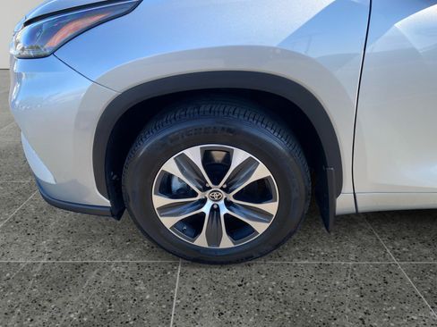 Used 2024 Toyota Highlander XLE FWD image 14