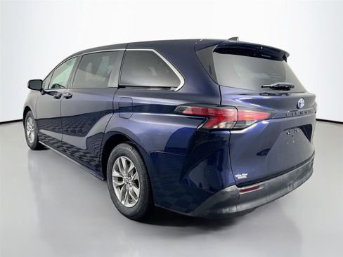 Used 2022 Toyota Sienna LE image 4