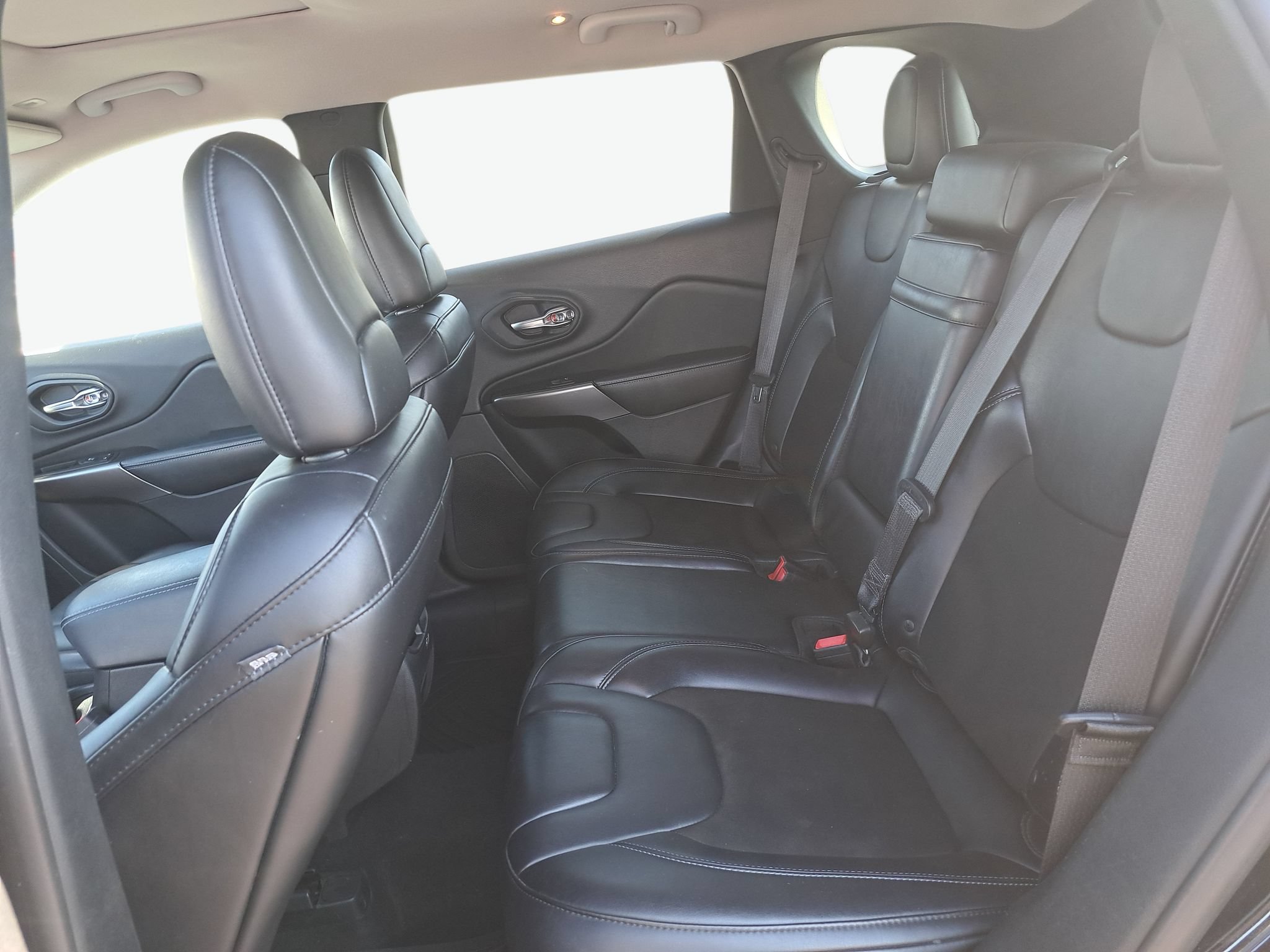 Used 2019 Jeep Cherokee Latitude Plus w/ Cold Weather Group AWD/4WD image 14