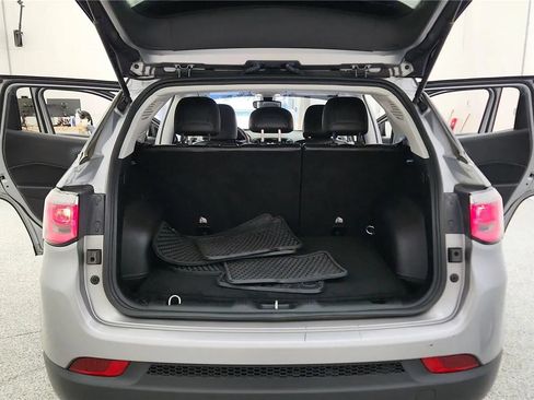 Used 2018 Jeep Compass Latitude AWD/4WD image 17