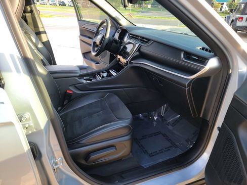 Used 2023 Jeep Grand Cherokee Altitude RWD image 14