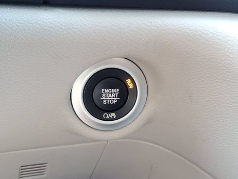 Used 2023 Chrysler Pacifica Touring-L FWD image 17