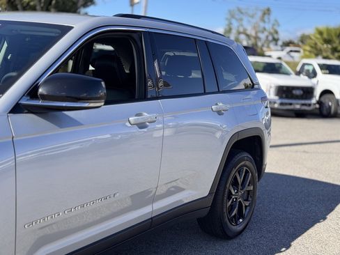 Used 2023 Jeep Grand Cherokee Limited image 9
