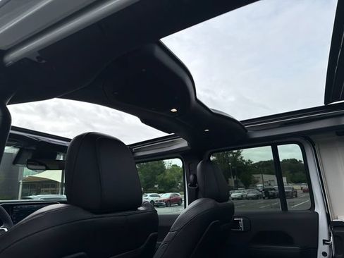 Used 2024 Jeep Wrangler High Altitude AWD/4WD image 23