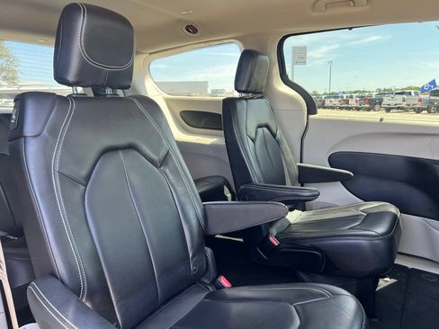 Used 2023 Chrysler Pacifica Touring-L FWD image 21