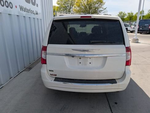 Used 2012 Chrysler Town & Country Touring w/ Entertainment Group #1 FWD image 16