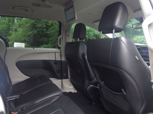 Used 2019 Chrysler Pacifica Touring-L FWD image 14
