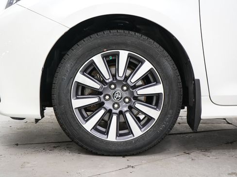 Used 2019 Toyota Sienna XLE w/ XLE Navigation Package AWD/4WD image 32