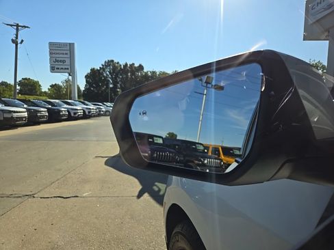 Used 2024 Chevrolet Equinox Premier AWD/4WD image 29
