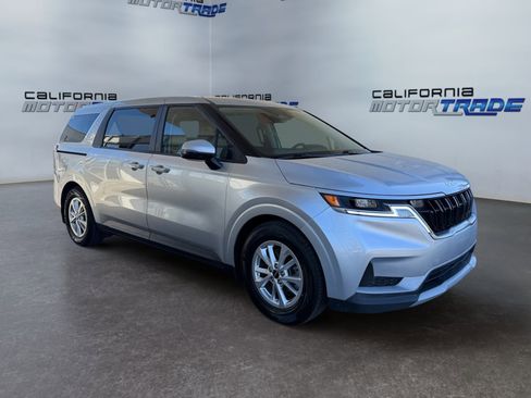 Used 2023 Kia Carnival LX image 3