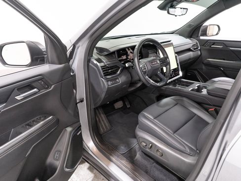 Used 2026 GMC Acadia Elevation w/ Elevation Premium Package FWD image 12