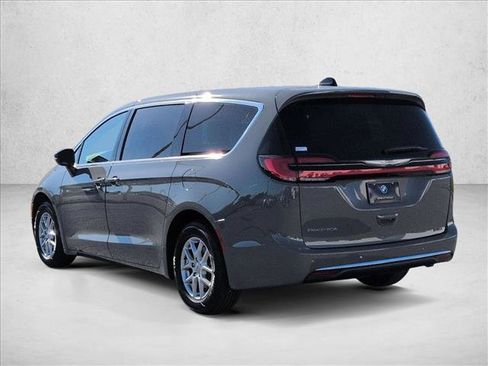 Used 2025 Chrysler Pacifica Select image 8