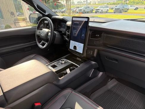 Used 2023 Ford Expedition Limited RWD image 18