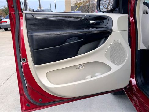 Used 2014 Chrysler Town & Country Touring w/ Trailer Tow Group image 20