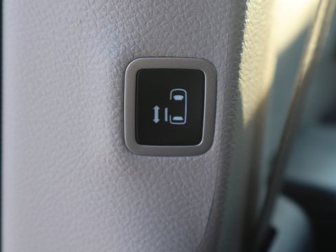 Used 2024 Chrysler Pacifica Touring-L image 27