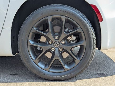 Used 2022 Chrysler Pacifica Limited w/ S Appearance Package AWD/4WD image 9