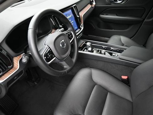 Used 2025 Volvo V60 B5 Cross Country Plus image 10