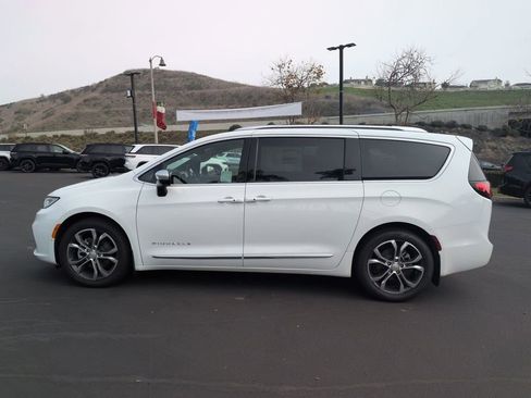 New 2026 Chrysler Pacifica Pinnacle w/ Trailer Tow Group image 8
