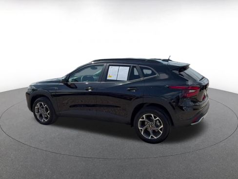 Used 2025 Chevrolet Trax LT FWD image 8