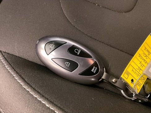 Used 2025 Hyundai Elantra Sport image 9