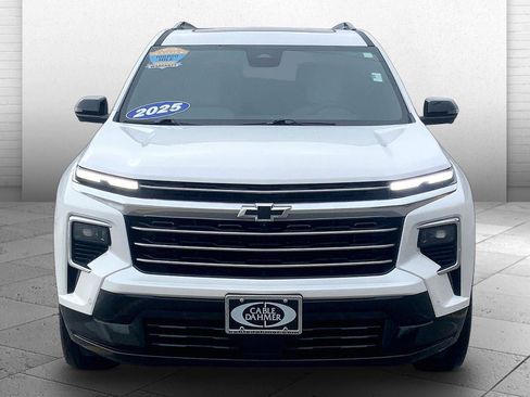 Used 2025 Chevrolet Traverse High Country image 2
