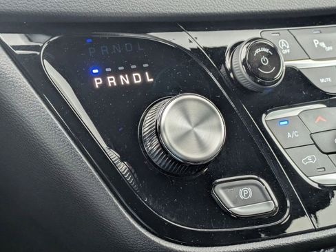 Used 2025 Chrysler Pacifica Select FWD image 30